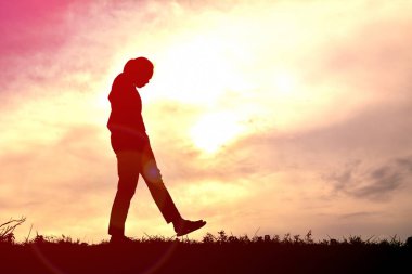 Gün batımında oynarken siluetleri kadınlar