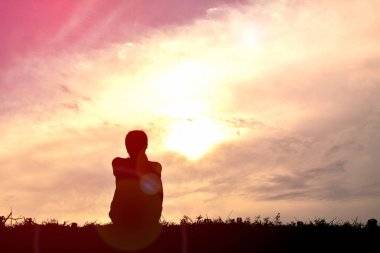 Gün batımında oynarken siluetleri kadınlar