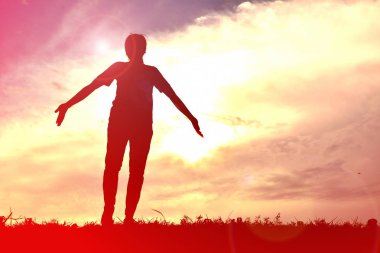 Gün batımında oynarken siluetleri kadınlar