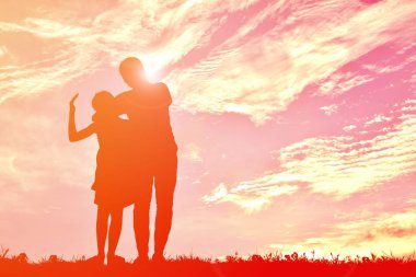 siluetleri anne ve gün batımında oynayan kız