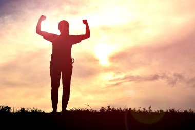 Gün batımında oynarken siluetleri kadınlar