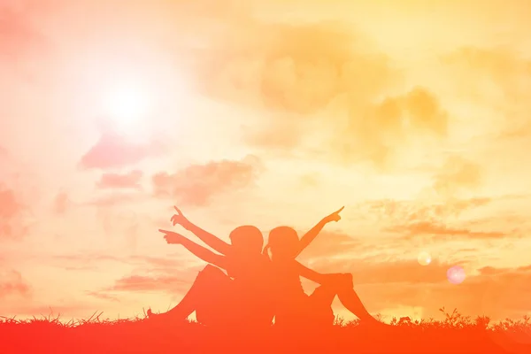 Silhouet kinderen op zonsondergang — Stockfoto