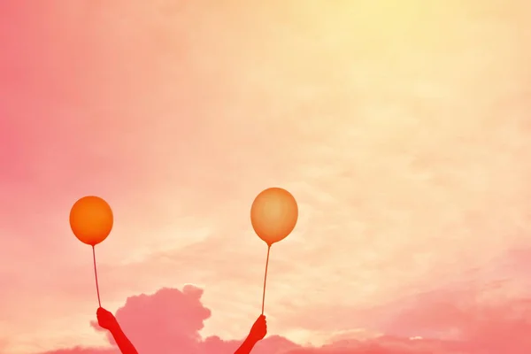 Sylwetka dzieci z balonu o zachodzie słońca — Zdjęcie stockowe