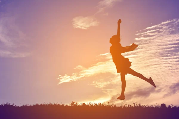 Silhouette glückliche Kinder bei Sonnenuntergang. Konzept großer Traum — Stockfoto