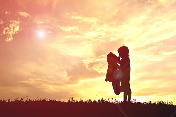 Silueta niña feliz al atardecer — Foto de Stock