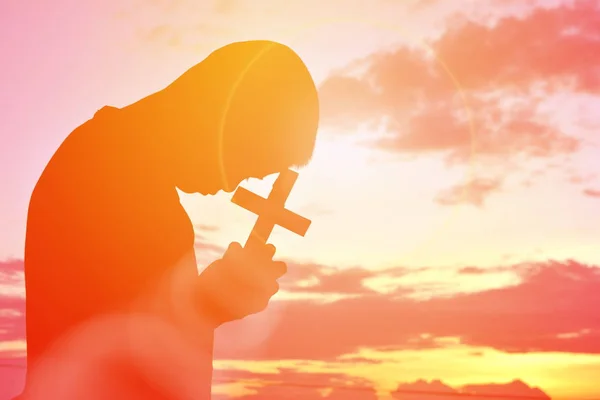 Silhouette people jesus and cross at sunset — Stock Photo, Image