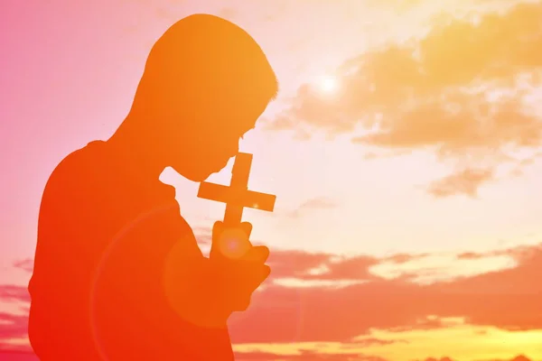Sziluett ember Jézus és a kereszt a naplemente — Stock Fotó