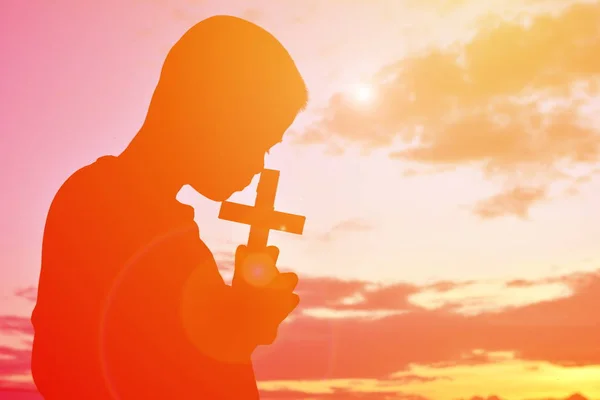 Silhouette people jesus and cross at sunset — Stock Photo, Image