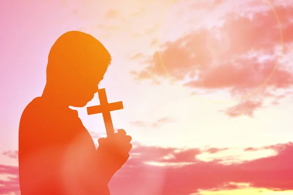 Silhouette people jesus and cross at sunset — Stock Photo, Image