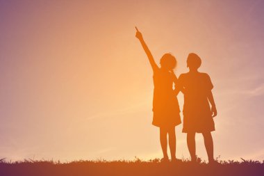 Siluet çocuklar günbatımı üzerinde oyun