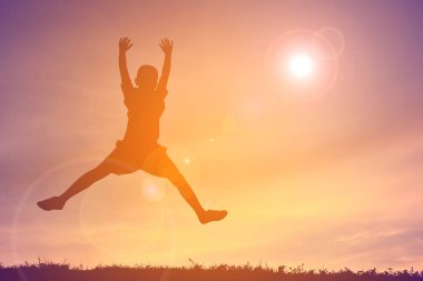 Siluet bir çocuk sakin ol günbatımı üzerinde