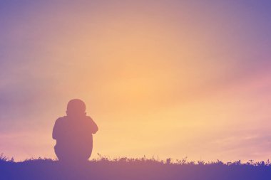 Siluet çocuğu'nde Günbatımı rahat