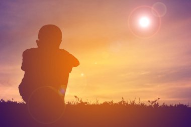 Siluet çocuğu'nde Günbatımı rahat