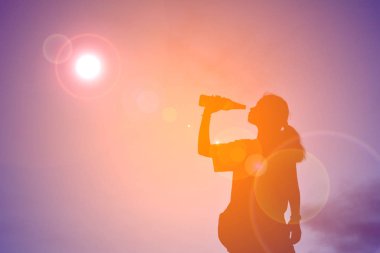 Siluet el holding şişe