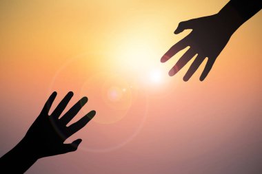 Gün batımında siluet mutlu çocuklar. Kavram büyük rüya 