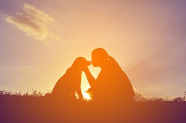 Siluet kadın köpekle oynamayı  