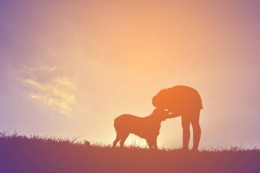 Siluet kadın köpekle oynamayı  