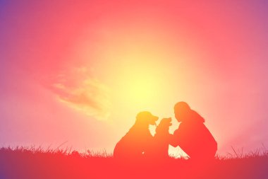 Siluet kadın köpekle oynamayı  