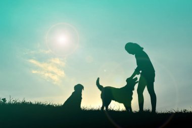 Gün batımında siluet mutlu çocuklar. Kavram büyük rüya 