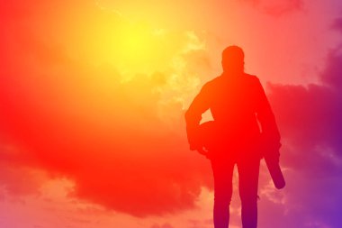 Bir plan üzerinde gökyüzü günbatımı siluet mühendislik. Vintage sesi ve seçici odak