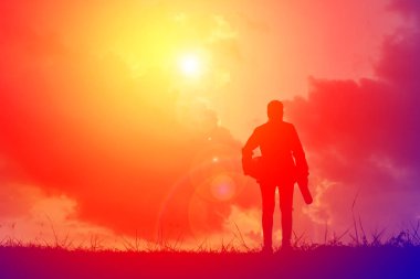 Bir plan üzerinde gökyüzü günbatımı siluet mühendislik. Vintage sesi ve seçici odak