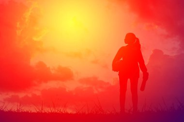 Bir plan üzerinde gökyüzü günbatımı siluet mühendislik. Vintage sesi ve seçici odak