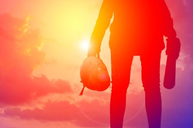 Bir plan üzerinde gökyüzü günbatımı siluet mühendislik. Vintage sesi ve seçici odak