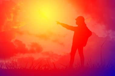 Bir plan üzerinde gökyüzü günbatımı siluet mühendislik. Vintage sesi ve seçici odak