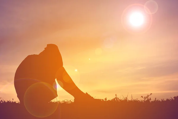 Silhouette ragazzo da solo al tramonto — Foto Stock