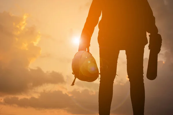 Ingénieur silhouette avec un plan sur le coucher du soleil du ciel. ton vintage et focus sélectif — Photo