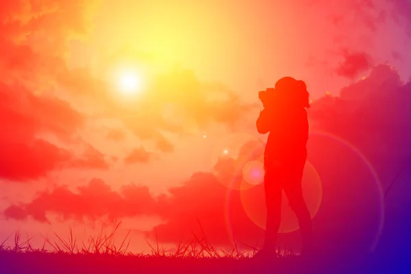 Silhouette femmes avec caméra sur le ciel coucher de soleil concept Voyage, seul dans la nature, ton vintage — Photo
