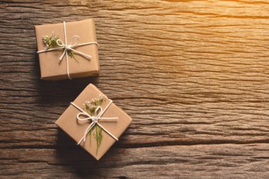 Hediye kutusu ahşap stil üzerinde