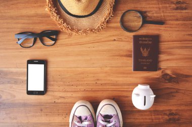 Tay pasaport ve şapka. Kavram seyahat