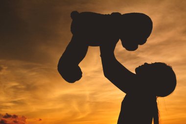 Sunset Bulvarında bir oyuncak ayı bir kızla siluet