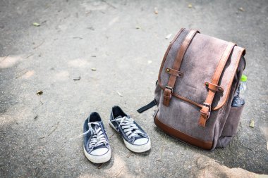 Sırt çantası seyahat ve ayakkabı doğa kavramı içinde tatil seyahat. 