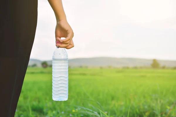 Femmes tenant une bouteille d'eau sur le terrain — Photo