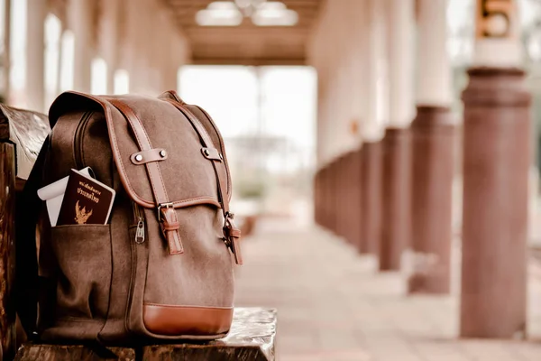 Рюкзак на вокзале, один и ждать путешествия, хипстер тон — стоковое фото