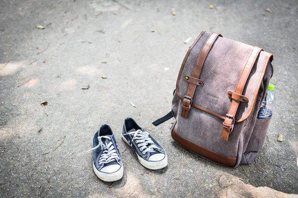 Sırt çantası seyahat ve ayakkabı doğa kavramı içinde tatil seyahat. — Stok fotoğraf