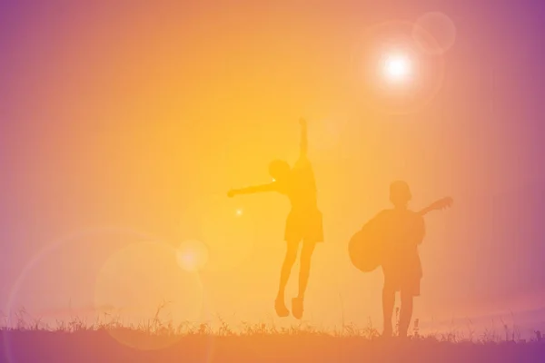 Silhouette de personnes jouant de la guitare au coucher du soleil du ciel, temps heureux — Photo