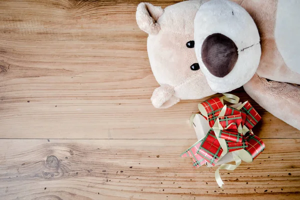 Pequeña hermosa caja de regalo con oso de peluche sobre fondo de madera — Foto de Stock