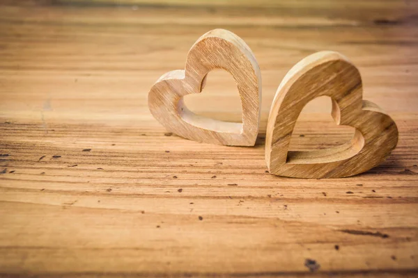 Hermosa forma de corazón madera sobre fondo de madera, tono vintage — Foto de Stock