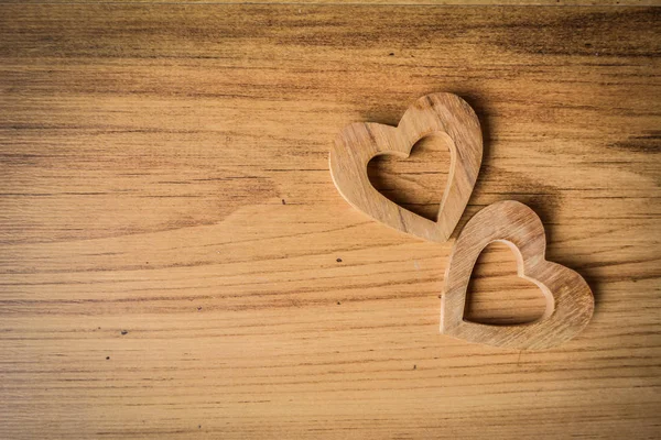 Hermosa forma de corazón madera sobre fondo de madera, tono vintage — Foto de Stock