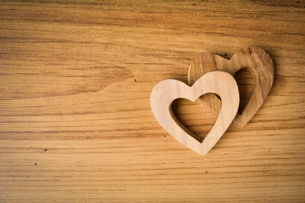 Hermosa forma de corazón madera sobre fondo de madera, tono vintage — Foto de Stock