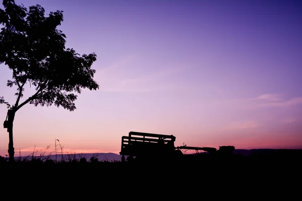 Silhouette dell'agricoltore che guida il trattore sul campo — Foto Stock