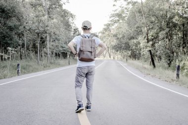 Doğa arka plan üzerinde sırt çantası ile Asya adam 