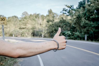 Kolum doğa arka plan üzerinde sırt çantası ile 