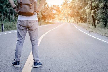 Doğa arka plan üzerinde sırt çantası ile Asya adam 