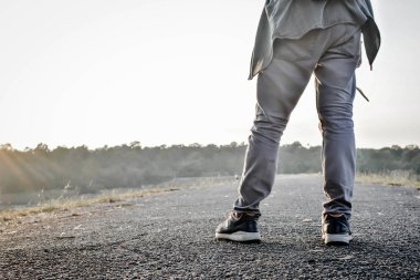 Doğa arka plan üzerinde sırt çantası ile Asya adam 