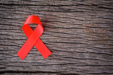 Kırmızı şerit üzerinde eski wood.world AIDS günü kavramı