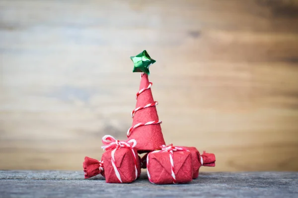 Das kleine Geschenk auf Holz. Weihnachts- und Neujahrskonzept — Stockfoto